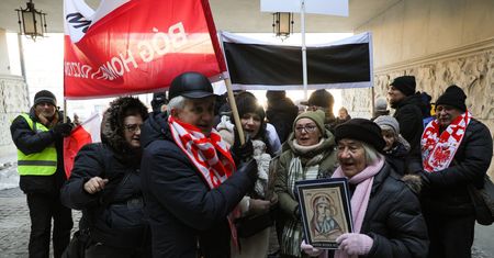 Ruszył proces ws. księdza Olszewskiego. Protest przed sądem