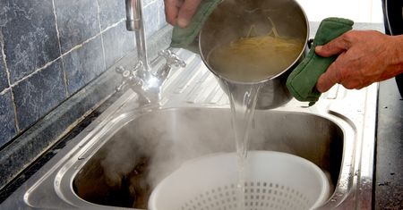 Nigdy nie wylewaj do zlewu. Kto zignoruje, będzie gorzko żałował