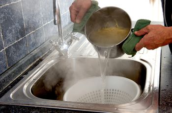 Nigdy nie wylewaj do zlewu. Kto zignoruje, będzie gorzko żałował