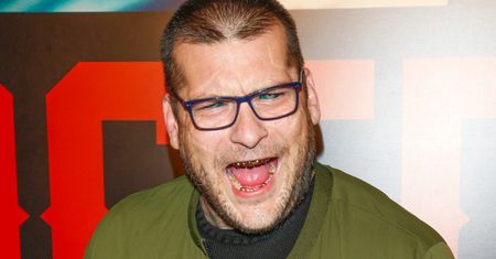 Popek szokuje tatuażem na CAŁEJ TWARZY. Internauci są przerażeni: "To się nie skończy dobrze" (FOTO)