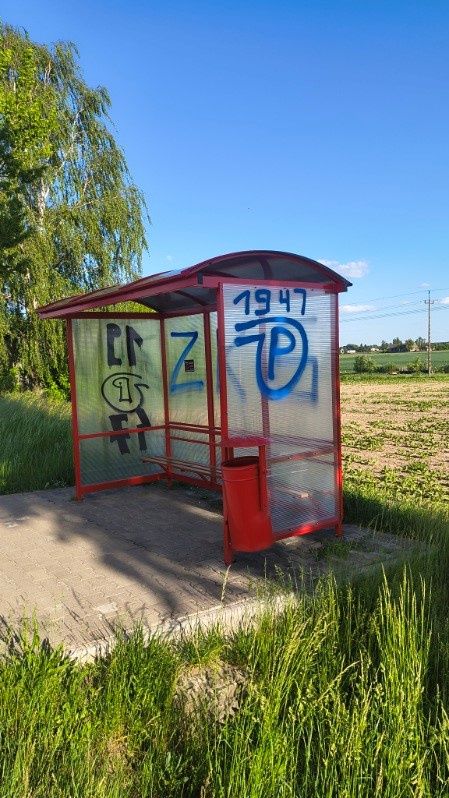 Zniszczone wiaty autobusowe 