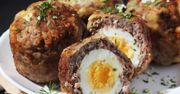 Ewa Wachowicz oblepia jajka mięsem i wrzuca na patelnię. Sto razy lepsze niż kotlety mielone