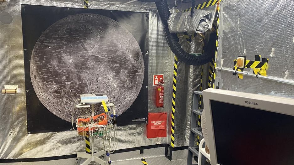 W habitacie znajduje się wiele stanowisk do przeprowadzania badań i eksperymentów.