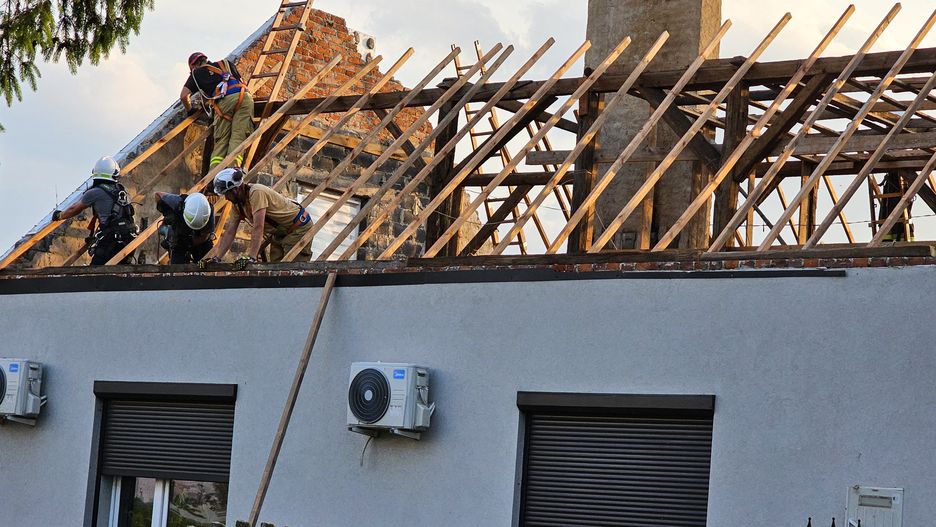 Gwałtowna wichura zerwała dach na budynku mieszkalnym w Sowinie