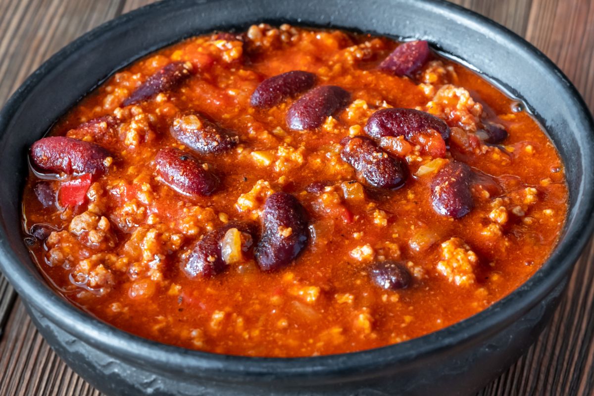 Podsmażam wszystko na patelni, dodaję pomidory i duszę. Po 15 minutach mam obiad na dwa dni