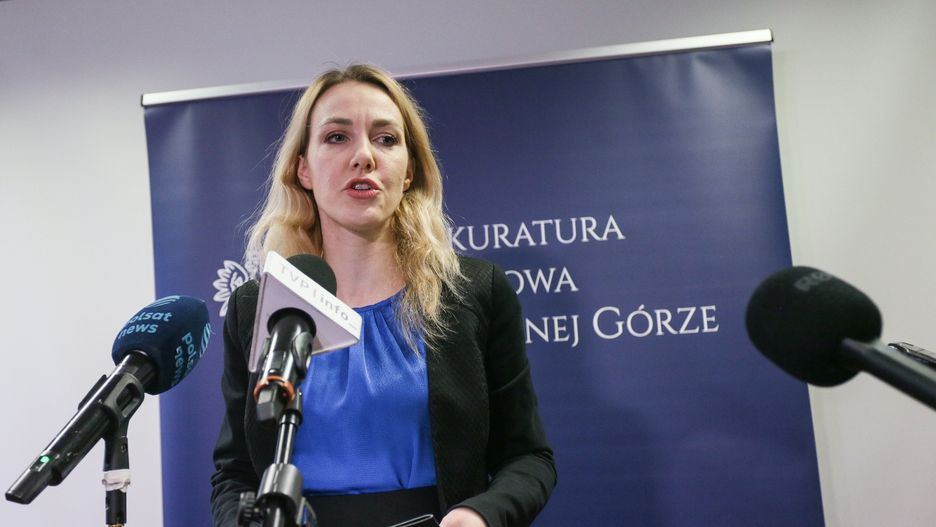 Ewa Antonowicz
Zielona G�ra, 18.12.2024. Rzeczniczka zielonog�rskiej prokuratury okr�gowej prokurator Ewa Antonowicz podczas konferencji prasowej w siedzibie Prokuratury Okr�gowej w Zielonej G�rze, 18 bm. Konferencja dot. przes�uchania zatrzymanych rodzic�w zag�odzonej dziewczynki, kt�ra trafi�a na odzia� intensywnej opieki medycznej Szpitala Uniwersyteckiego w Zielonej G�rze. (ad) PAP/Lech Muszy�ski
Lech Muszy�ski
konferencja, prasowa, przes�uchanie, zag�odzenie dziecka, konferencja konferencji, zag�odzonej dziewczynki