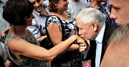 Tu nawet Kaczyński musi całować rękę wyborcy