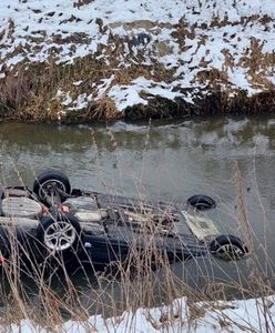 BMW wpadło do rzeki i dachowało. Kierowca był pijany