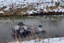 BMW wpadło do rzeki i dachowało. Kierowca był pijany