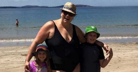 Zapozowała do zdjęcia z dziećmi na plaży. Jeden komentarz zmienił jej życie