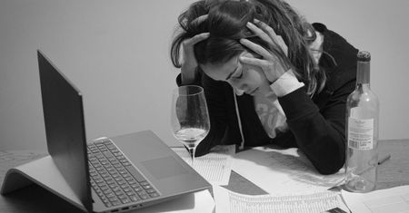 Więcej studiuje niż pracuje. Problemy kobiet w “męskich” branżach