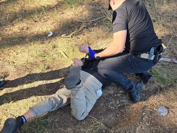 Konin: Ukradł pieniądze z domu, po przyjeździe policjantów próbował ukryć się w polu kukurydzy