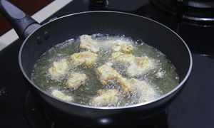 Biała piana podczas smażenia kurczaka. Nie każdy wie, co to