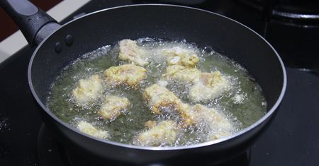 Biała piana podczas smażenia kurczaka. Nie każdy wie, co to