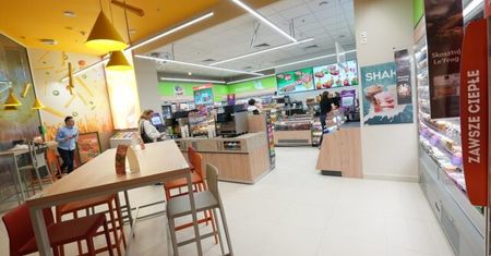 Żabka jak restauracja. A w niej "deszcz frytek"