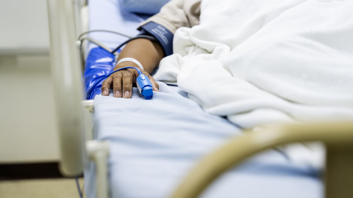 Kobieta walczy o życie. Implant usuwał jej fałszywy lekarz