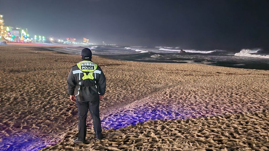 epaselect epa11052162 A maritime police officer patrols a beach in Gangneung, as minor tsunami waves hit the waters off the east coast province following a major earthquake off Japan's west coast, Gangwon Province, South Korea, 01 January 2024. A 7.6 magnitude quake that struck Japan's Ishikawa and nearby prefectures caused minor tsunamis in waters off South Korea's east coast province of Gangwon, the Korea Meteorological Administration (KMA) said. EPA/YONHAP SOUTH KOREA OUT Dostawca: PAP/EPA.
