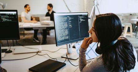 Nawet 9 tys. zł na dzień dobry, więcej za doświadczenie. Zarobki programistów rosną