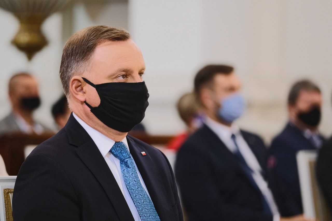 Warszawa, 20.09.2020. Prezydent RP Andrzej Duda (L) podczas mszy świętej w kościele pw. Wniebowzięcia Najświętszej Maryi Panny i świętego Józefa Oblubieńca w Warszawie, 20 bm. z okazji Dożynek Prezydenckich. (sko) PAP/Mateusz Marek