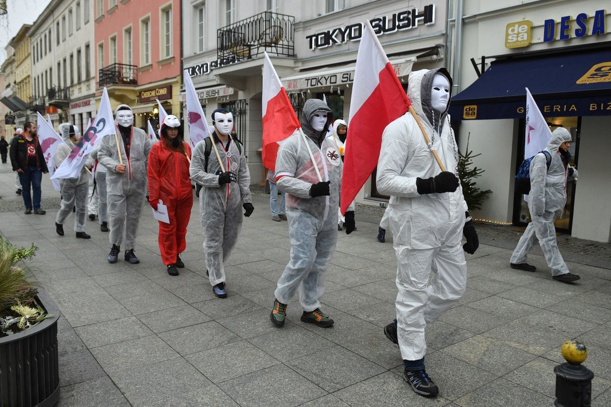 Koronawirus w Polsce. Uczestnicy protestu w Warszawie, przeciw obostrzeniom, wprowadzanym w związku z pandemią Covid-19.
