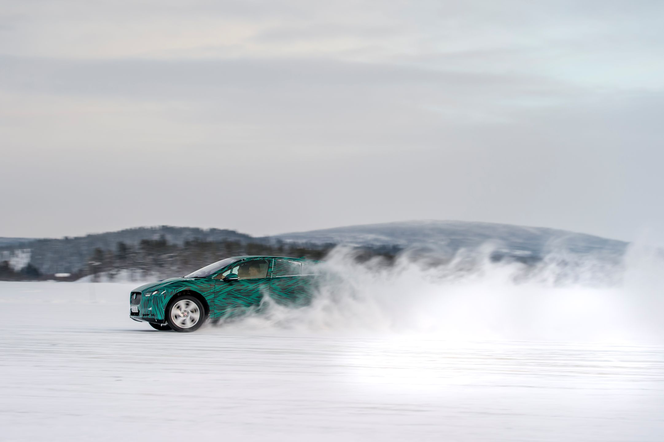 Przewiduje się, że I-Pace przejedzie na jednym ładowaniu 500 km, zaś za napęd będą odpowiadać dwa silniki elektryczne, które rozpędzą go do 100 km/h w około 4 sekundy. Ceny mają rozpoczynać się od ok. 60 tys. funtów, czyli tyle, ile kosztuje bazowy Jaguar XJ. Oznaczałoby to, że w Polsce przyjdzie nam zapłacić za elektrycznego SUV-a ponad 400 tys. zł.