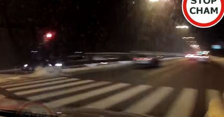 Pędził jak szalony, katastrofa była o krok. Jest nagranie z Krakowa