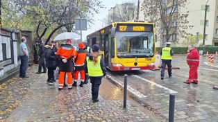 Wrocław: Autobus MPK wjechał w taksówkę. Dwie osoby ranne