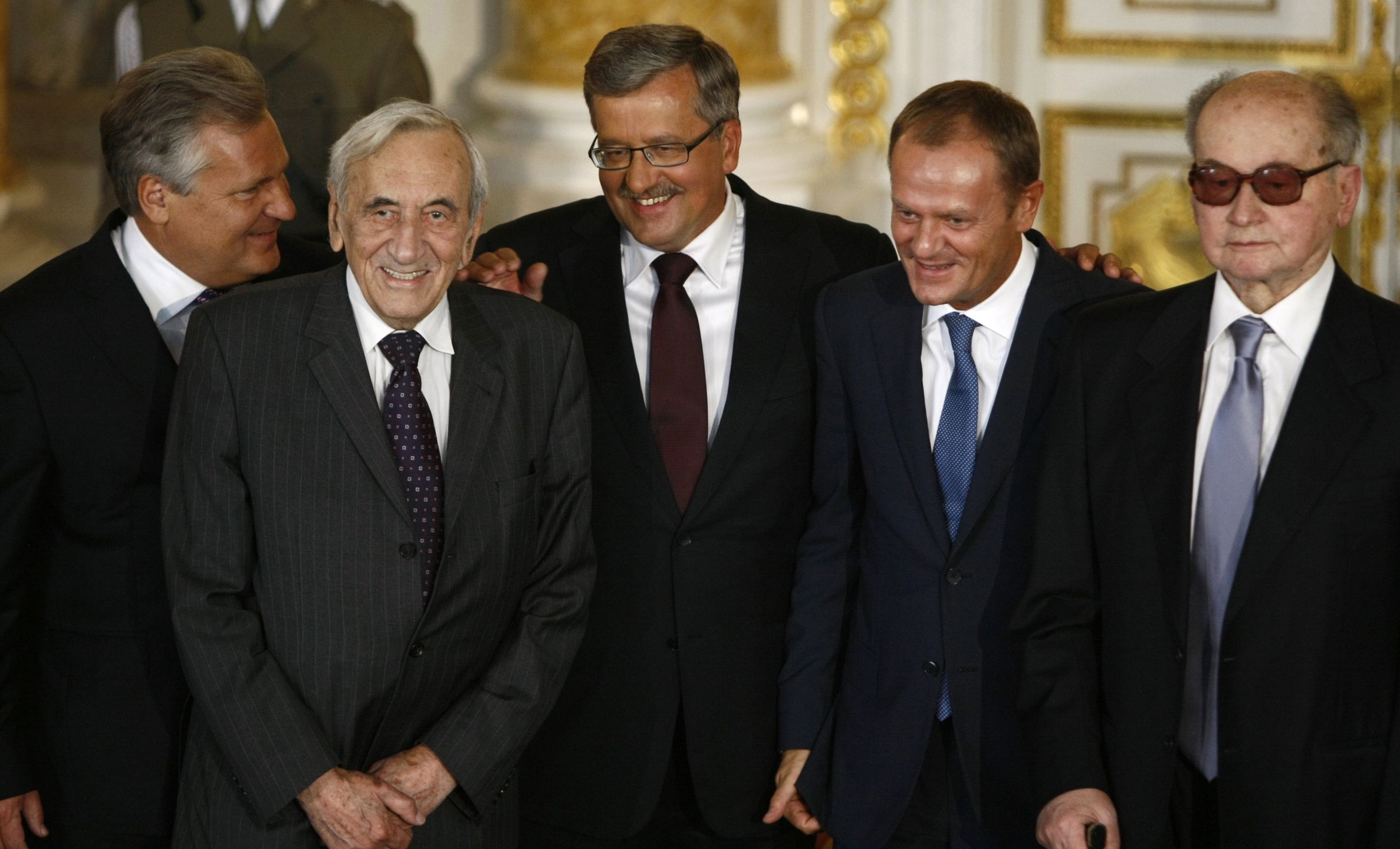 Newly sworn-in Polish President Komorowski smiles as he accepts congratulations from former president Kwasniewski, former PM Mazowiecki, PM Tusk and former president Jaruzelski after he received the presidential insignia at the Royal Castle in WarsawNewly sworn-in Polish President Bronislaw Komorowski (C) smiles as he accepts congratulations from former president Aleksander Kwasniewski (L), former prime minister Tadeusz Mazowiecki (2nd L), Prime Minister Donald Tusk (2nd R) and former president Wojciech Jaruzelski after he received the presidential insignia at the Royal Castle in Warsaw August 6, 2010. Komorowski, a moderate conservative from the ruling Civic Platform (PO), defeated Jaroslaw Kaczynski in the July 4 runoff of an election triggered by the death of Kaczynski's twin brother, President Lech Kaczynski, in a plane crash in April.  (POLAND - Tags: POLITICS),Image: 442668389, License: Rights-managed, Restrictions: , Model Release: no, Credit line: Kacper Pempel / Reuters / ForumKacper Pempel / Reuters / Forumpolitics,diplomacy