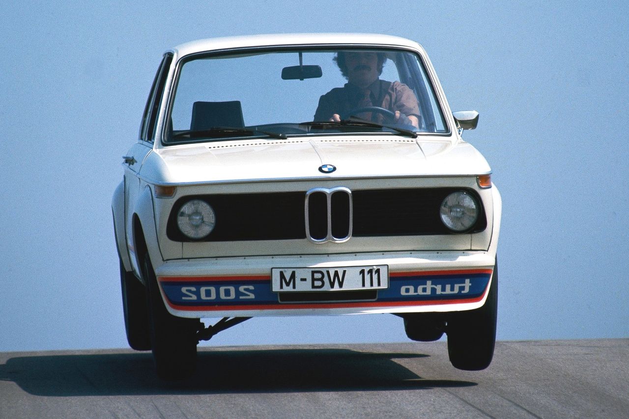 BMW gwałtownie wskoczyło w erę turbo i nawet zdobyło mistrzostwo świata Formuły 1, ale szybko też wycofało się z tego i przez kolejne lata hołdowało benzynowym silnikom wolnossącym. Do czasu...