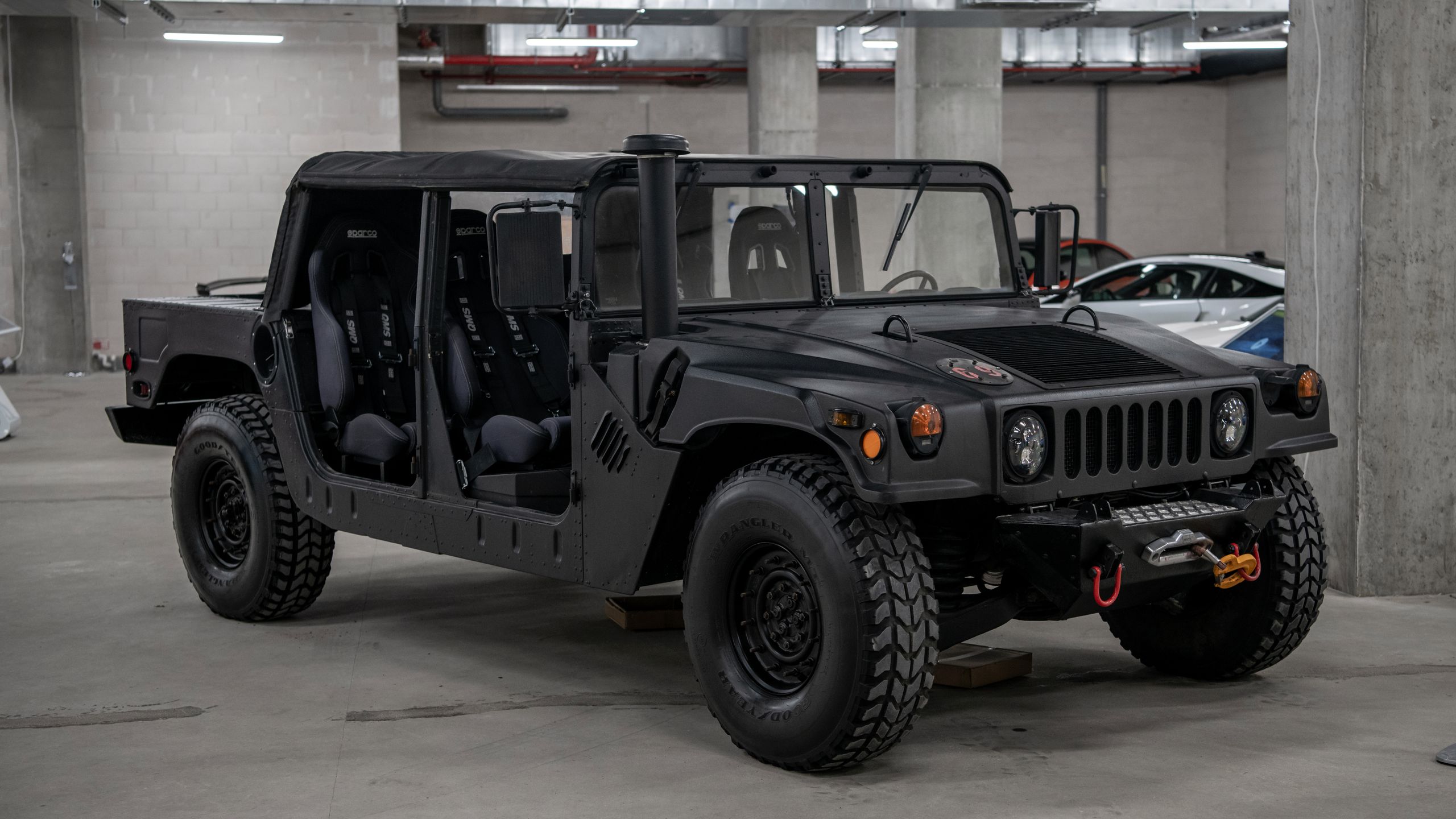 Hummer H1 niczym strażnik wystawy
