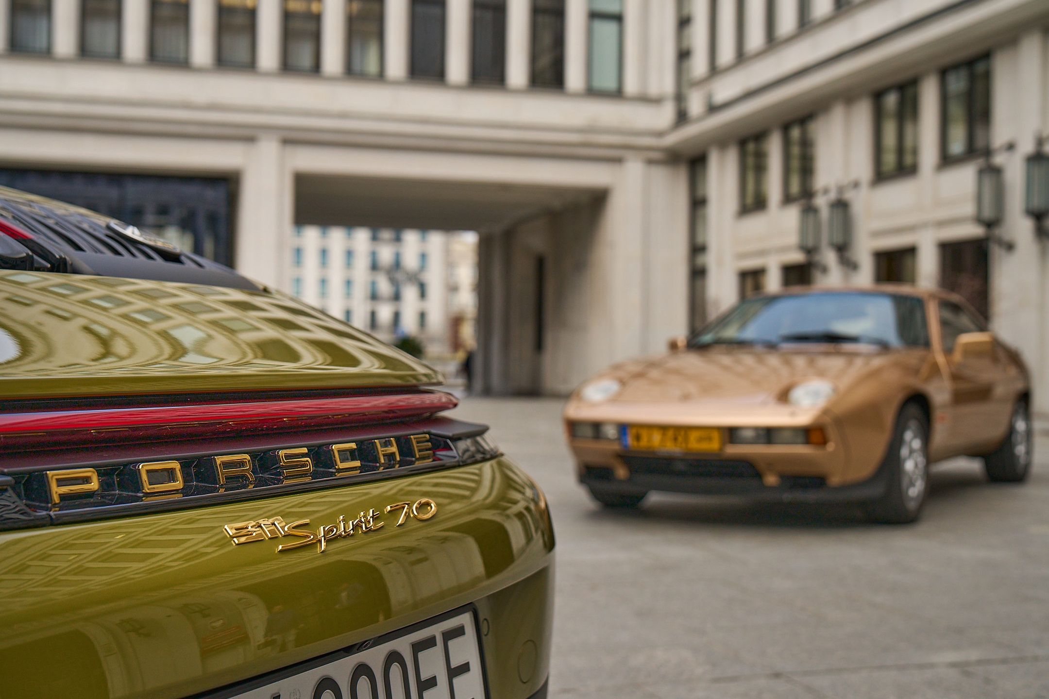 Porsche 928 (1977) i Porsche 911 Spirit 70 (2025)