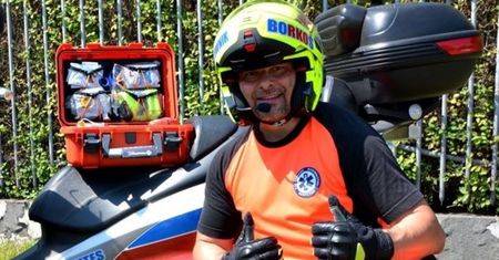 Słynny kierowca motoambulansu miał poważny wypadek. Marcin "Borkoś" Borkowski jest w ciężkim stanie