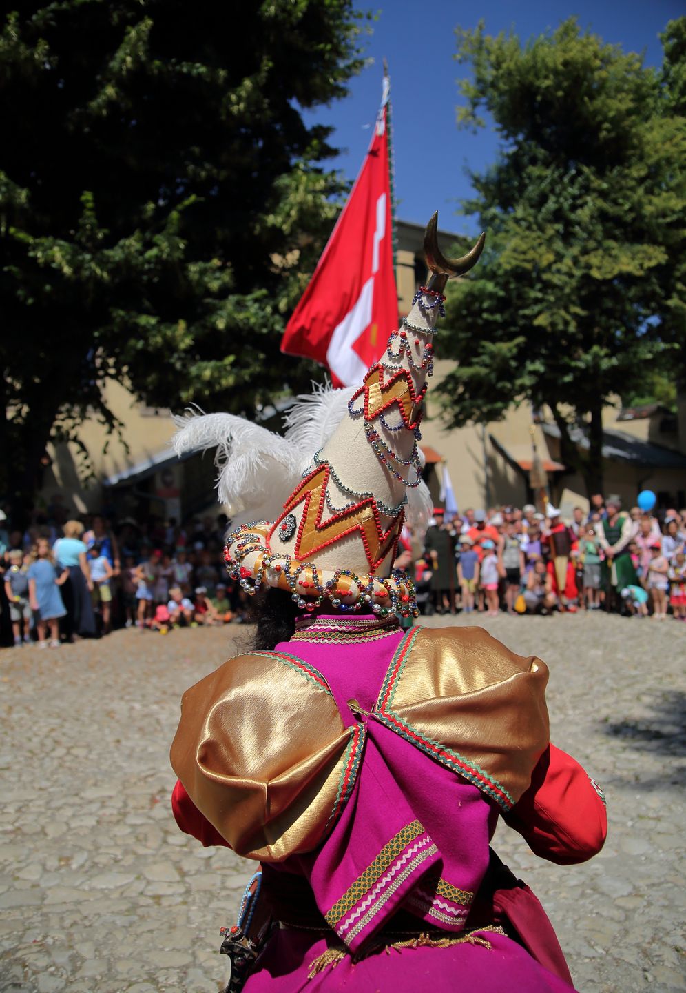 Lajkonik dźwiga podczas parady 20 kg stroju oraz atrybutów