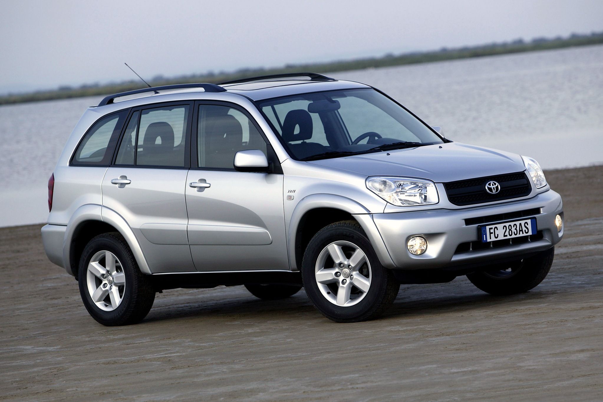 Toyota RAV-4 drugiej generacji to bardzo ciekawe auto. Ma stały napęd 4x4 i bardzo pojemny bagażnik, ale nie liczcie na dużą przestrzeń w kabinie, szczególnie z tyłu.