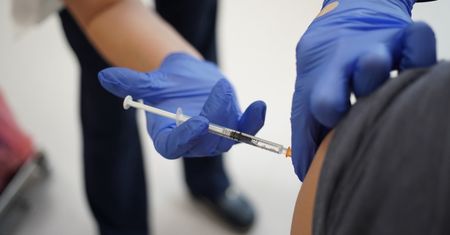Komisja Europejska grozi konfiskatą szczepionek
