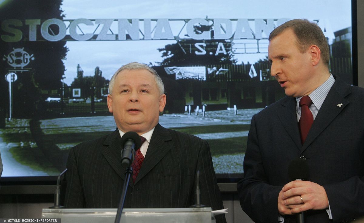 Prezes PiS Jarosław Kaczyński oraz Jacek Kurski (obecny prezes TVP) podczas konferencji prasowej na temat przemysłu stoczniowego (zdj. arch.)