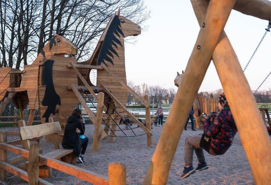Obok toru wyścigów konnych na Partynicach znajdziemy plac zabaw z motywami, oczywiście, końskimi.