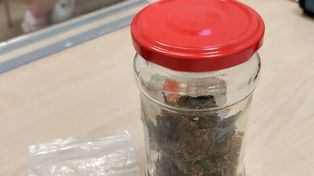 Wyglądało jak opuchnięta kostka, a  on marudził, że go boli. Ściemniał, bo miał tam narkotyki