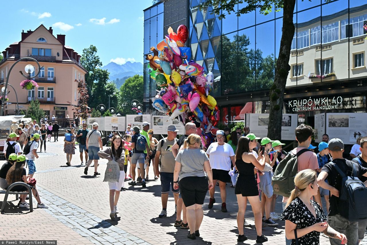 Sezon letni w Zakopanem. Turyści na Krupówkach