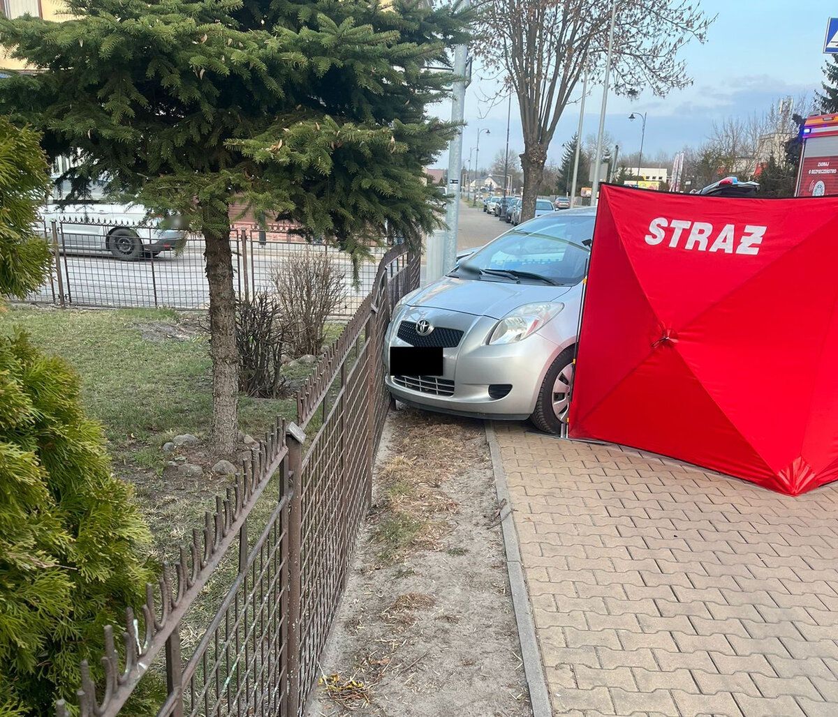 Wbiła się w ogrodzenie komisariatu. Tragedia w Lubelskiem