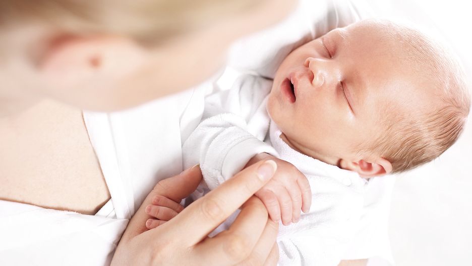 noworodek, dziecko, bobas, mama, matka, zdrowie, maluch, poród, urodziny, potomstwo, opieka, troska, uczucia, szpital, klinika, laktacja, tuli, kocha, sen, rozwój, rozwój niemowlaka, dziewczynka, kobieca, mamusia, skóra dziecka, obserwuje, dotyk, życie, rodzina, higiena