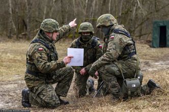 1000 zł dodatku i więcej urlopu. Szef MON namawia, by zostali żołnierzami