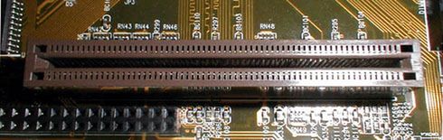 Instalacja karty graficznej w slocie PCI-E lub AGP 2