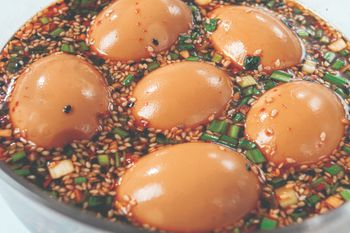 Zalewam jajka i odstawiam. Idealne do ryżu, zupy i makaronu