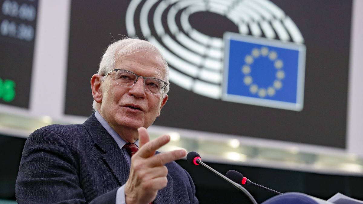  epa09812102 The high representative for the Foreign Affairs of the European Union Josep Borrell during a debate on the EU's role in a changing world and the security situation of Europe following the Russian aggression and invasion on Ukraine', at the European Parliament in Strasbourg, France, 09 March 2022. The session of the European Parliament runs from 07 till 10 March 2022.  EPA/JULIEN WARNAND Dostawca: PAP/EPA.