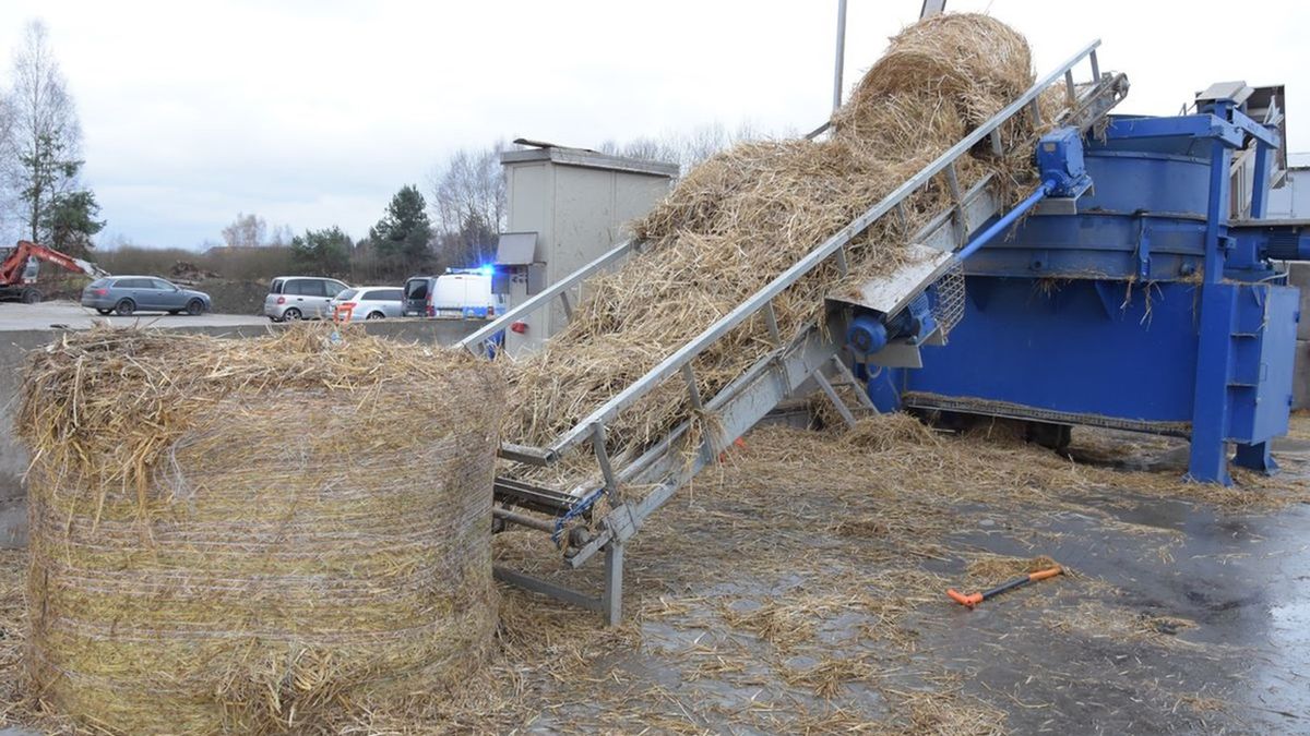 Mężczyzna przez nieuwagę nadepnął na element napędu podajnika, został wciągnięty 