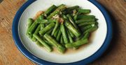 Fasolki szparagowej nie podaję z masłem i tartą bułką. Z pięciu składników robię ekstra sosik
