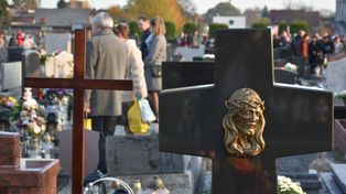 Knurów: Cmentarz parafialny piękny jak nigdy. Bliscy zmarłych modlą się przy grobach, palą znicze, zostawiają kwiaty