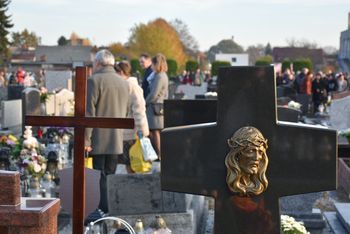 Knurów: Cmentarz parafialny piękny jak nigdy. Bliscy zmarłych modlą się przy grobach, palą znicze, zostawiają kwiaty