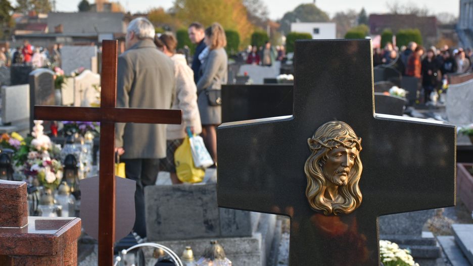 1 listopada w dniu Wszystkich Świętych cmentarz parafialny przy ulicy 1 Maja odwiedziły setki, o ile nie tysiące ludzi